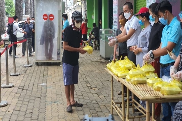 Cùng chống dịch Covid-19 TU-SEIKI tài trợ buồng khử trùng và 500 suất ăn tình thương cho bà con khó khăn